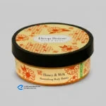 کره بدن دیپ سنس مدل Honey حجم 200 میلی‌لیتر مغذی و آبرسان قوی با کره شی، روغن نارگیل و آملا، ضد خشکی و نرم‌کننده پوست با جذب سریع و حفظ رطوبت طولانی‌مدت مناسب بانوان